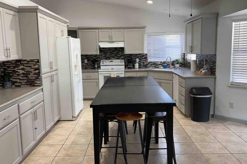 Spacious Getaway! Pool, Spa, Sleeps 9 Lake Havasu City Ngoại thất bức ảnh